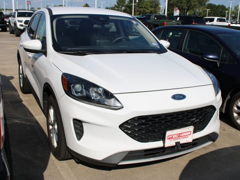 Used 2020 Ford Escape SE FWD image 2