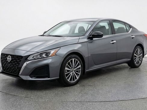 Used 2025 Nissan Altima 2.5 SV image 3