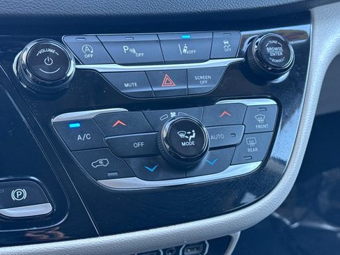 Used 2023 Chrysler Pacifica Touring-L FWD image 21