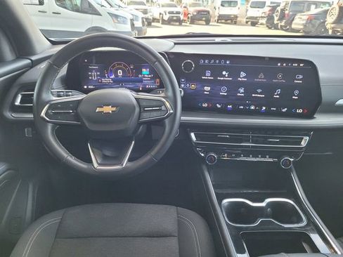 Used 2024 Chevrolet Traverse LT image 7