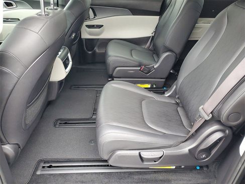 Used 2023 Kia Carnival LX image 21