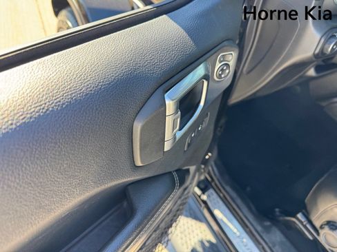 Used 2018 Jeep Wrangler Unlimited Sahara AWD/4WD image 11