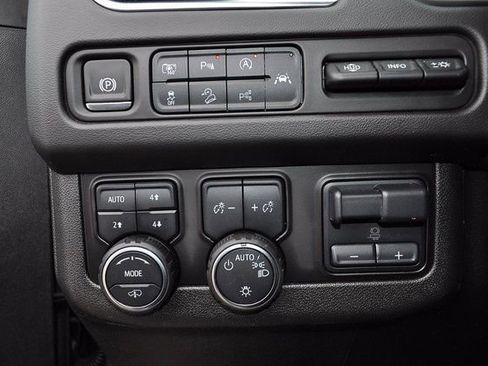 Used 2024 Chevrolet Suburban High Country w/ Advanced Technology Package image 28