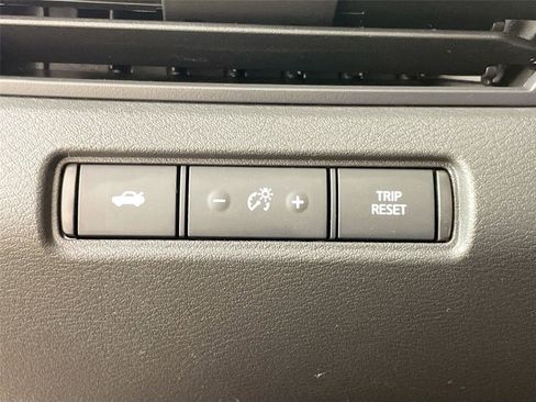Used 2024 Nissan Altima 2.5 SV FWD image 14