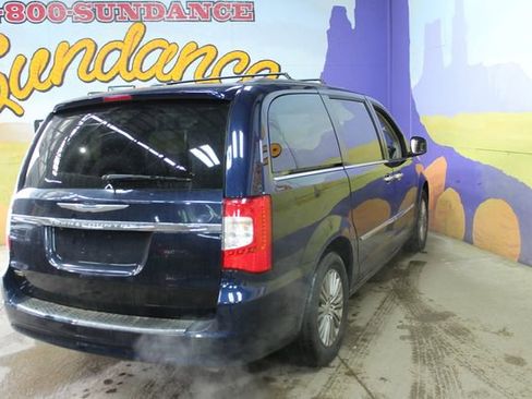 Used 2016 Chrysler Town & Country Touring w/ Driver Convenience Group image 5