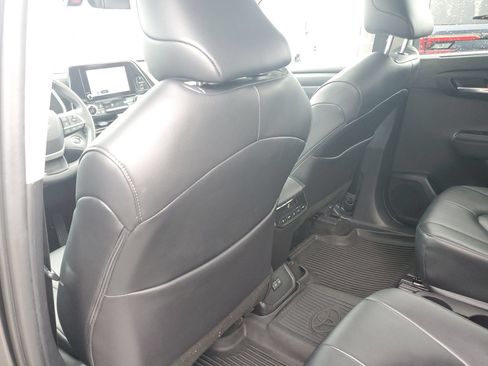 Used 2025 Toyota Highlander XLE AWD/4WD image 13