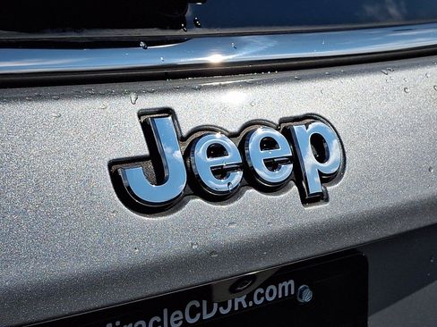 Used 2023 Jeep Compass Latitude AWD/4WD image 30