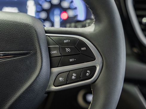 Certified 2025 Chrysler Pacifica Select image 33