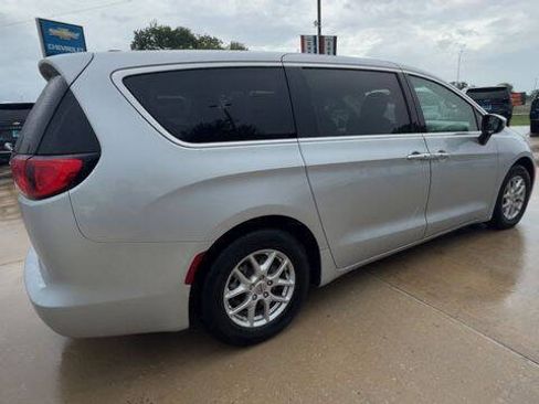 Used 2023 Chrysler Voyager LX FWD image 8