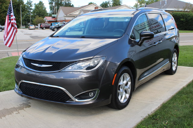 Used 2018 Chrysler Pacifica Touring-L w/ Tire & Wheel Group FWD image 6