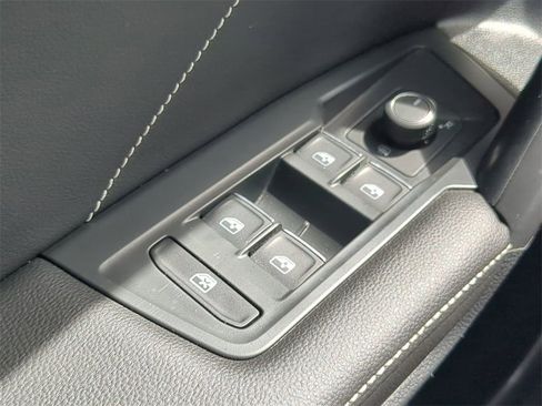 Used 2024 Volkswagen Tiguan SE image 29