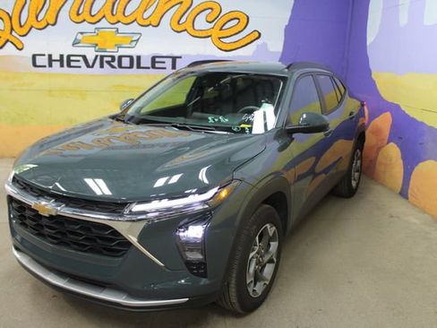 Used 2025 Chevrolet Trax LT FWD image 4