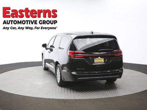 Used 2023 Chrysler Pacifica Touring-L image 65