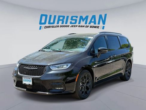 New 2026 Chrysler Pacifica Limited w/ Uconnect Theater Family Group FWD image 5