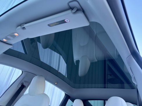 Used 2022 Tesla Model Y Long Range image 12