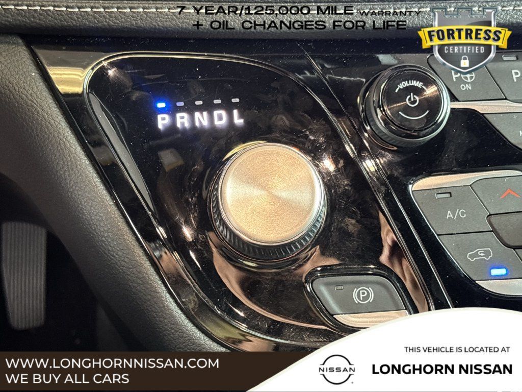 Used 2025 Chrysler Pacifica Select AWD/4WD image 18