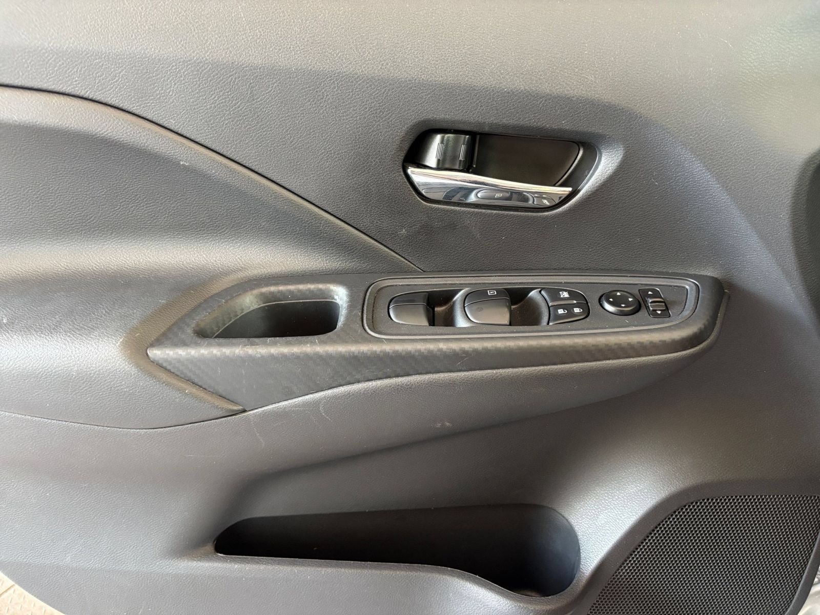 Used 2025 Nissan Versa SV FWD image 18