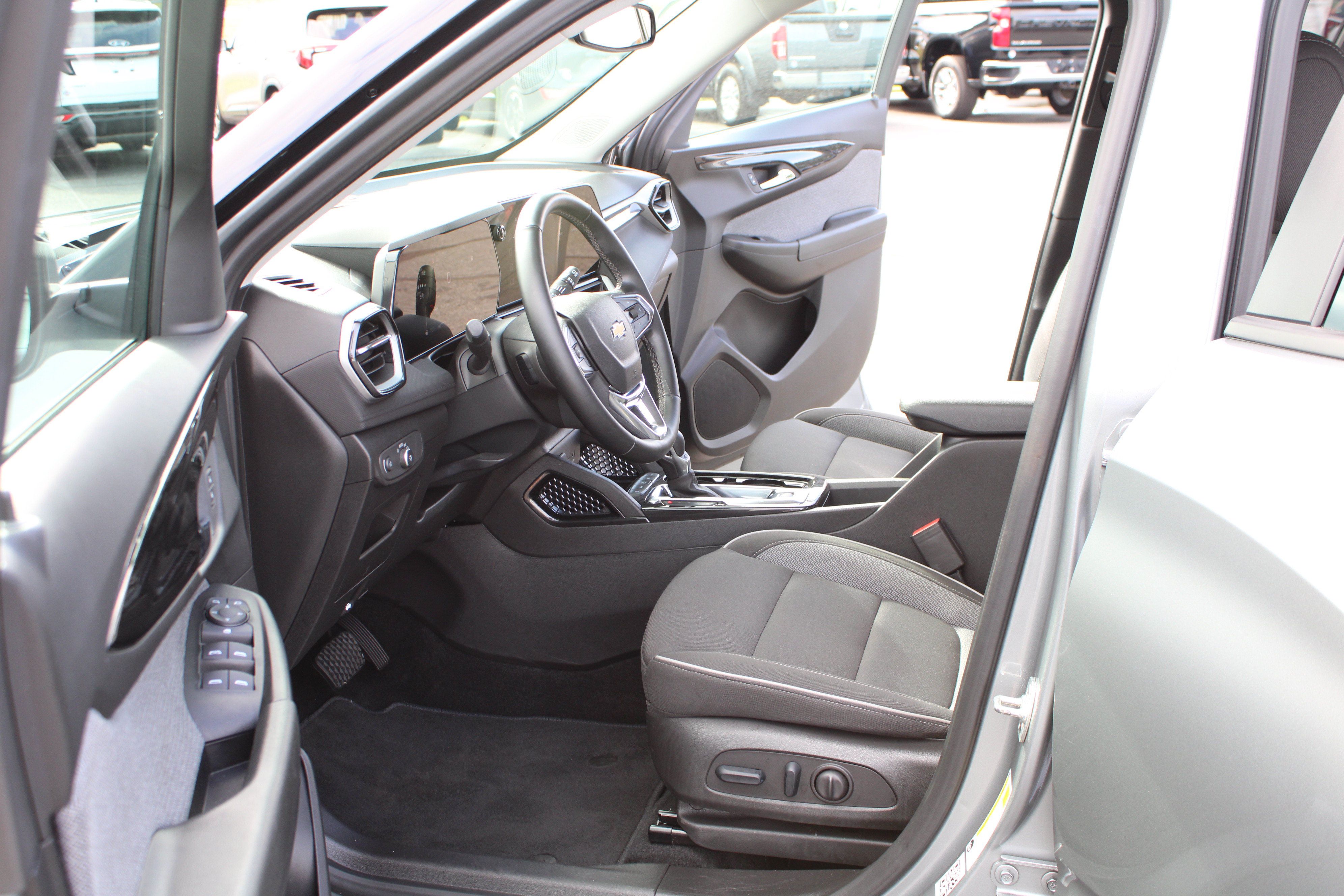 Used 2025 Chevrolet TrailBlazer LT w/ Convenience Package AWD/4WD image 18