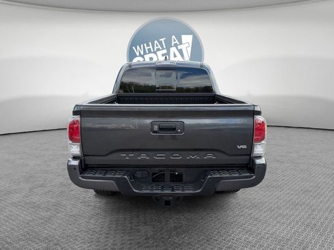 Certified 2022 Toyota Tacoma TRD Off-Road w/ Technology Package AWD/4WD image 5