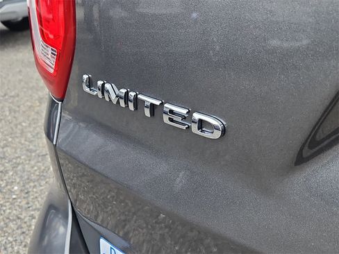 Used 2018 Ford Explorer Limited image 12