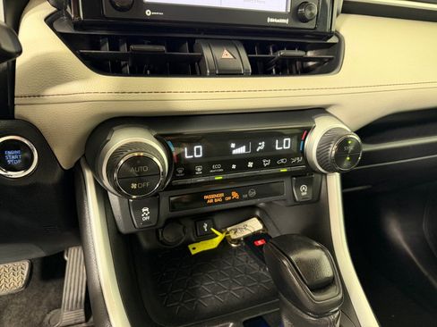 Used 2020 Toyota RAV4 XLE FWD image 16