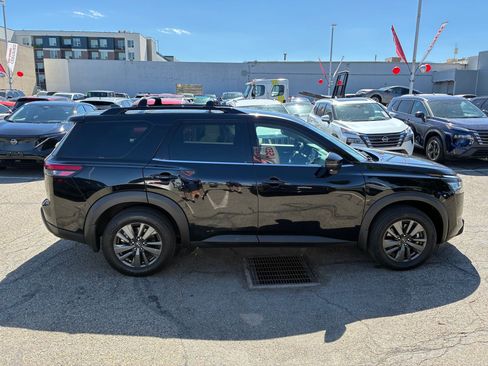 Used 2022 Nissan Pathfinder SV AWD/4WD image 2