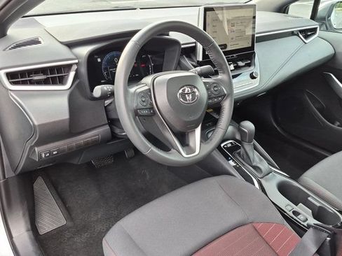 Certified 2025 Toyota Corolla SE w/ SE Premium Package FWD image 4