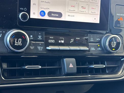 Used 2024 Toyota Highlander XLE FWD image 18