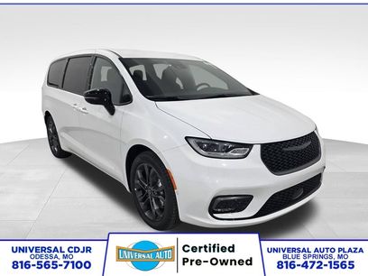 New 2026 Chrysler Pacifica Select