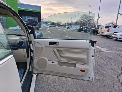 Used 2008 Volkswagen Beetle S w/ Cold Weather Pkg image 12