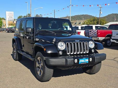 Used 2018 Jeep Wrangler Unlimited Sahara AWD/4WD image 8