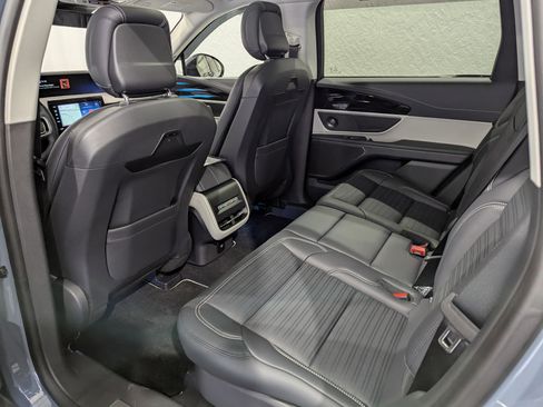 Used 2025 Lincoln Nautilus Reserve AWD/4WD image 11