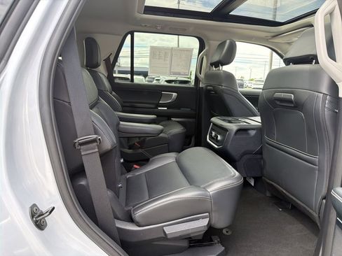 Used 2025 Ford Expedition Platinum AWD/4WD image 17