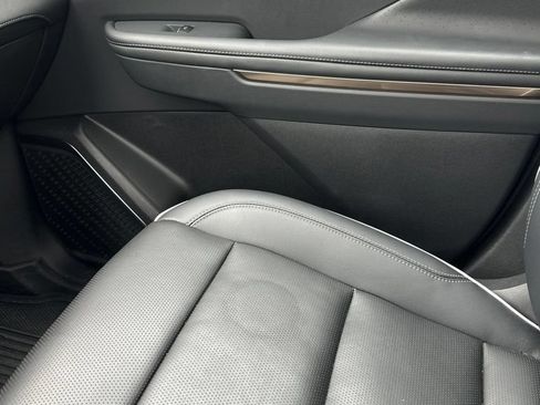 Used 2025 Buick Enclave Avenir w/ LPO, Floor Liner Package FWD image 21