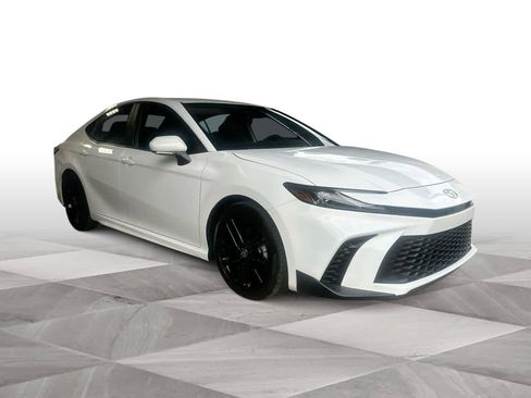 Used 2025 Toyota Camry SE FWD image 2