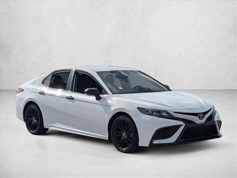 Used 2022 Toyota Camry SE image 3