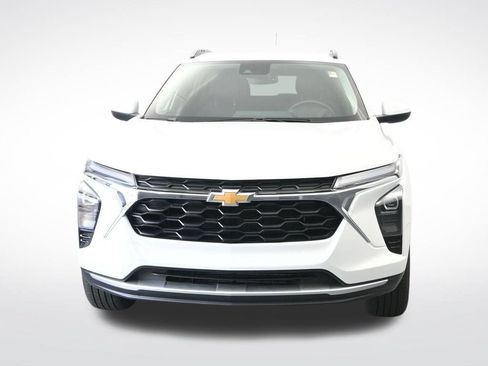 Used 2025 Chevrolet Trax LT w/ LT Convenience Package FWD image 2