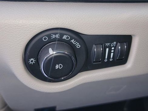 Certified 2024 Chrysler Pacifica Touring-L FWD image 28