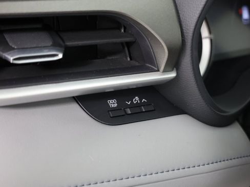 Used 2023 Toyota Highlander LE image 23