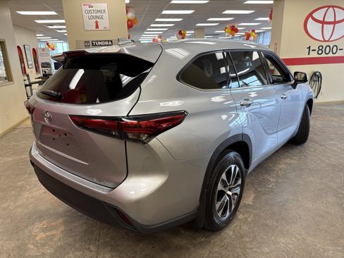 Used 2022 Toyota Highlander XLE image 11