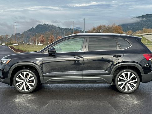 Used 2022 Volkswagen Taos SE image 6