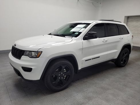Used 2019 Jeep Grand Cherokee Laredo image 2