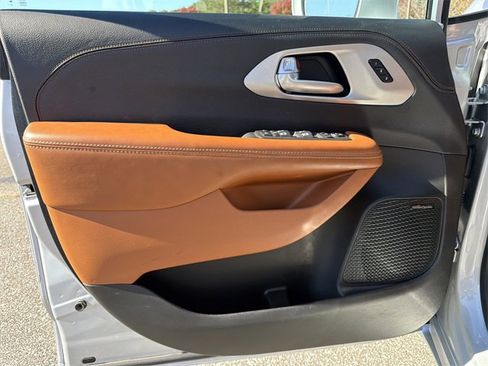 Used 2024 Chrysler Pacifica Pinnacle image 10