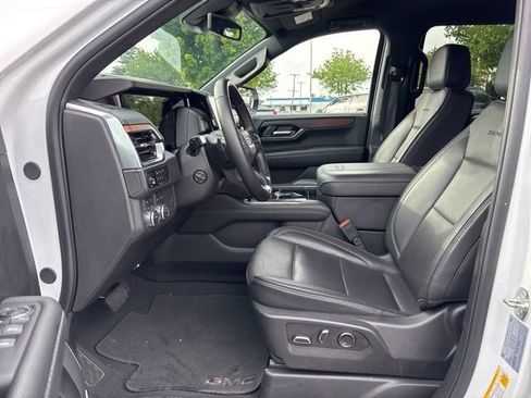 Used 2025 GMC Yukon XL Denali AWD/4WD image 9