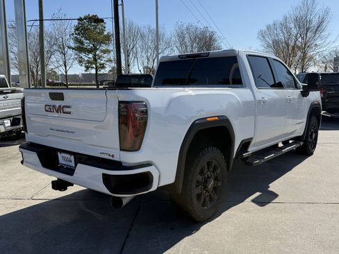 Used 2024 GMC Sierra 2500 AT4 image 3