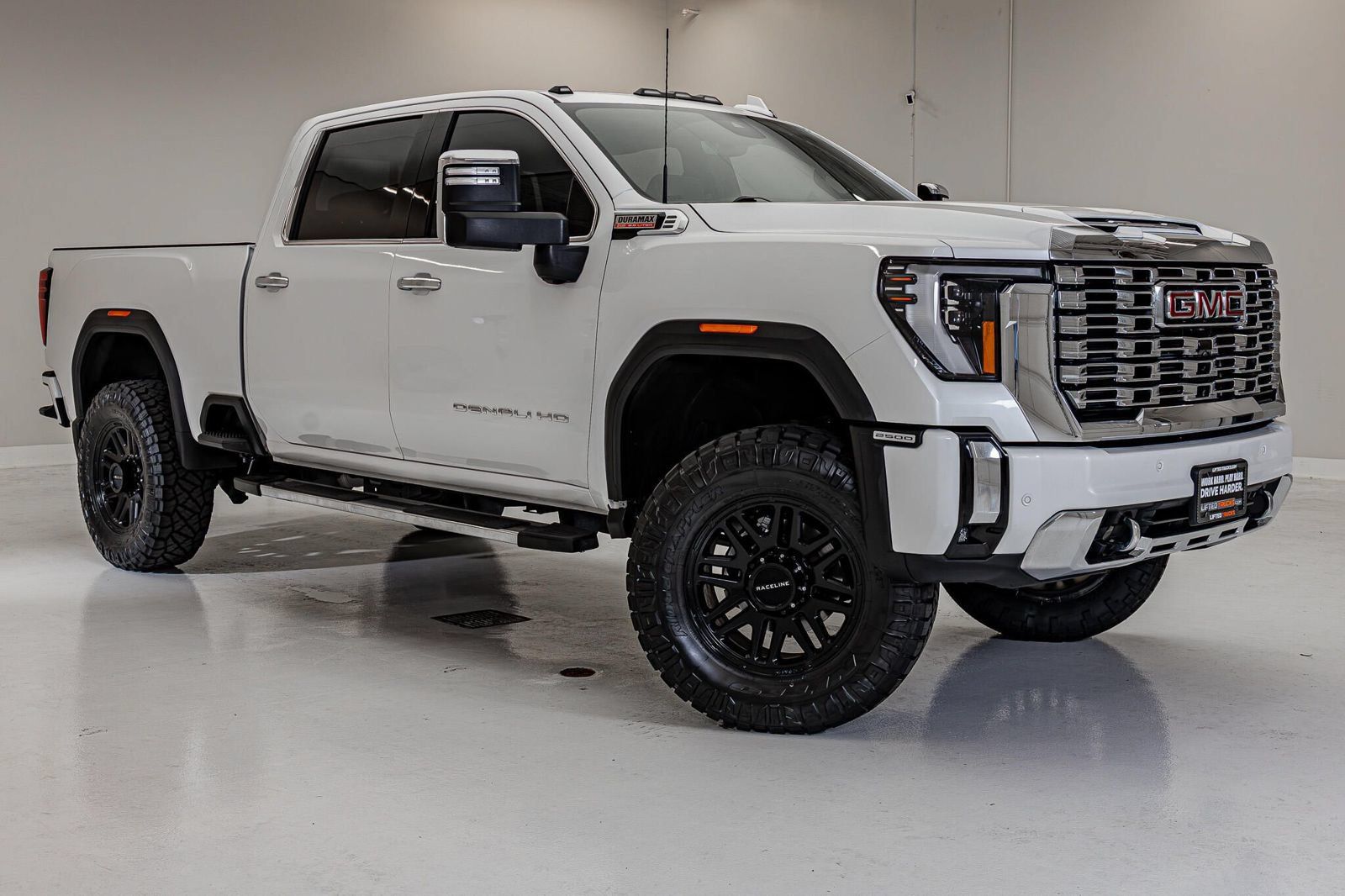 Used 2024 GMC Sierra 2500 Denali w/ Denali Reserve Package AWD/4WD image 1