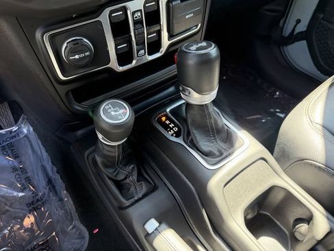 Used 2024 Jeep Wrangler Unlimited Sahara w/ Technology Group AWD/4WD image 25