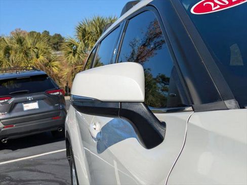 Certified 2020 Toyota Highlander L image 11