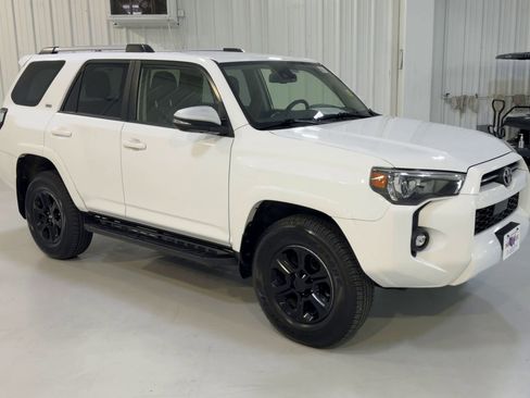 Used 2022 Toyota 4Runner SR5 Premium AWD/4WD image 3