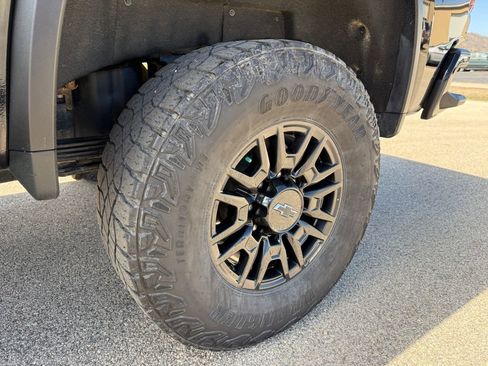 Used 2024 Chevrolet Silverado 2500 ZR2 w/ Technology Package image 17